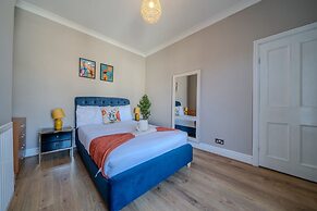 Sleeps 6 Spacious 3 Bed House w/ Free Parking