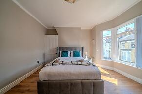 Sleeps 6 Spacious 3 Bed House w/ Free Parking