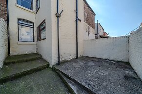 Sleeps 6 Spacious 3 Bed House w/ Free Parking