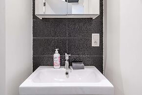 Modern 1BR Stay for 7 in Antwerp