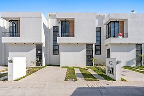 Modern 3BR Aldea Hortus Pool Access