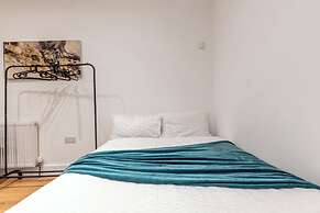Central - Sleeps 2 - Near Transport - Parking