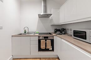 Central - Sleeps 2 - Near Transport - Parking