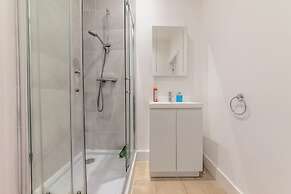 Central - Sleeps 2 - Near Transport - Parking
