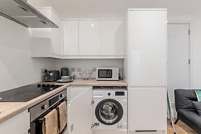 Central - Sleeps 2 - Near Transport - Parking