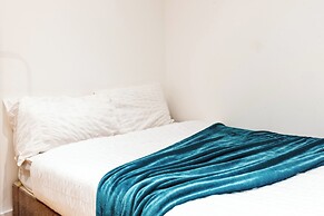 Central - Sleeps 2 - Near Transport - Parking