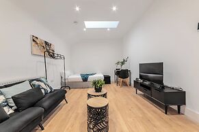 Central - Sleeps 2 - Near Transport - Parking