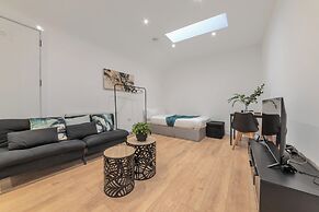 Central - Sleeps 2 - Near Transport - Parking
