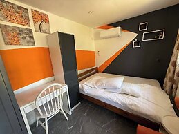 Studio - Parking - Garden - Wifi - Sleeps 2