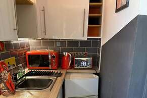 Studio - Parking - Garden - Wifi - Sleeps 2