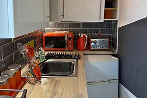 Studio - Parking - Garden - Wifi - Sleeps 2