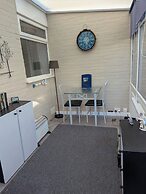 Bungalow Sleeps 4 With Parking
