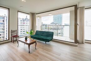 Antwerp City Retreat With Balcony