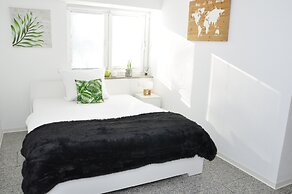 N37-modern eingerichtete Zimmer