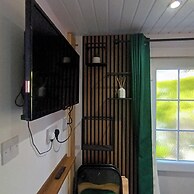 Le Hub Roundhay Sleeps 2 With Garden Room
