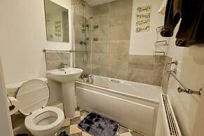 Stylish 2BR Apartment Parking PS5 Wifi
