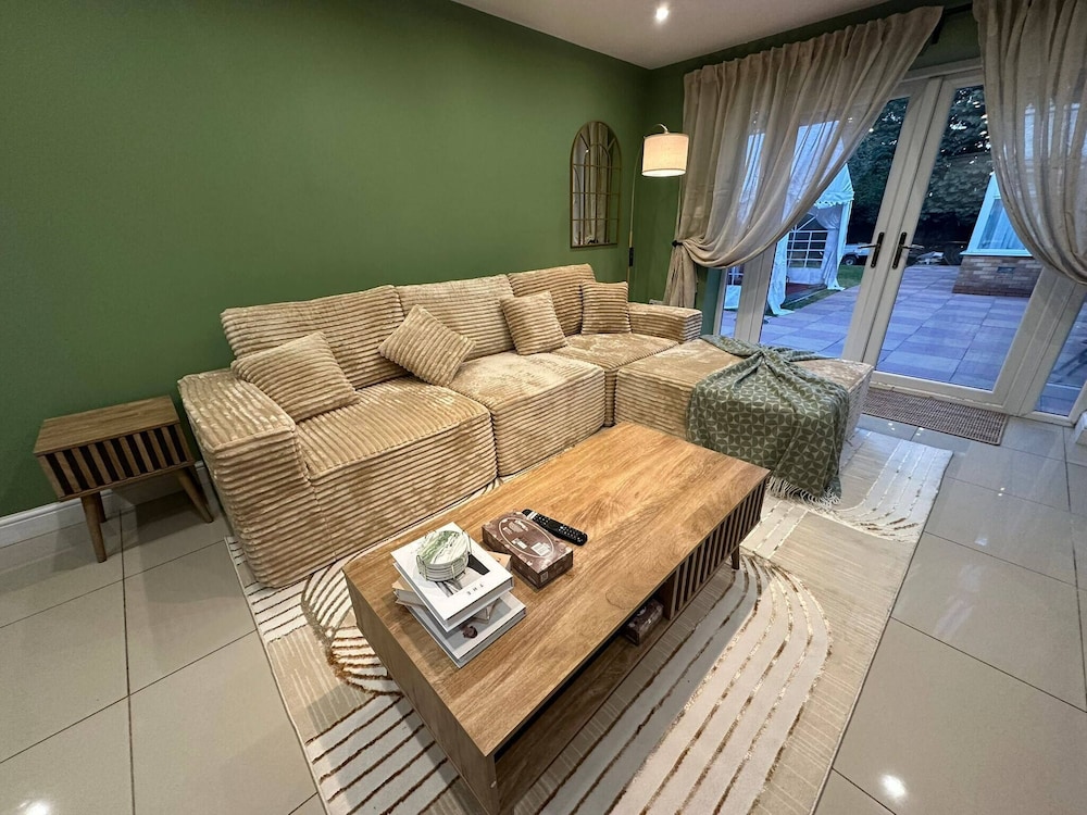 Stylish 2 Bed Flat Parking Sutton Coldfield
