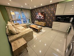 Stylish 2 Bed Flat Parking Sutton Coldfield