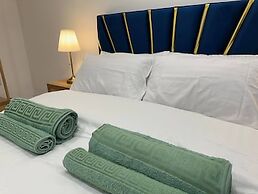 Stylish 2 Bed Flat Parking Sutton Coldfield