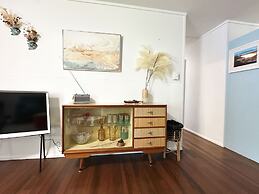 The Tides - 70s Seaside Bungalow
