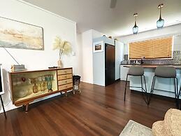 The Tides - 70s Seaside Bungalow