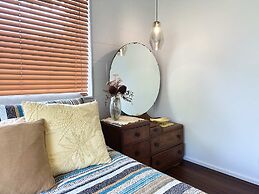 The Tides - 70s Seaside Bungalow