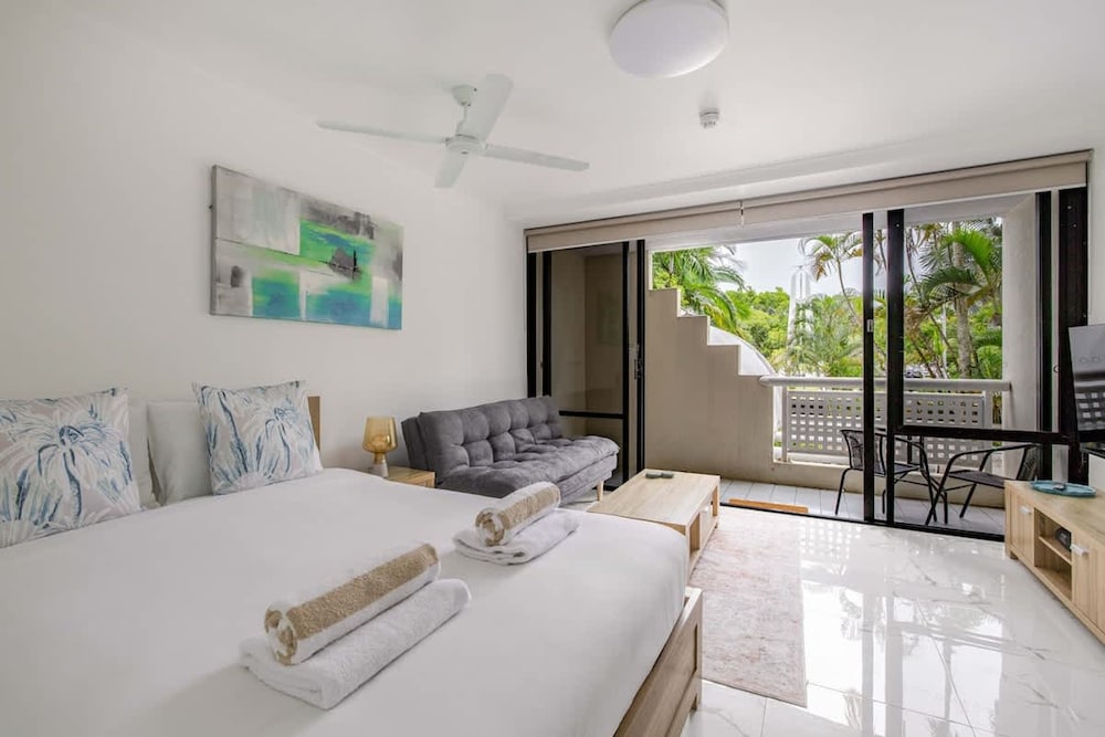 Easy Stay Pool Esplanade Views