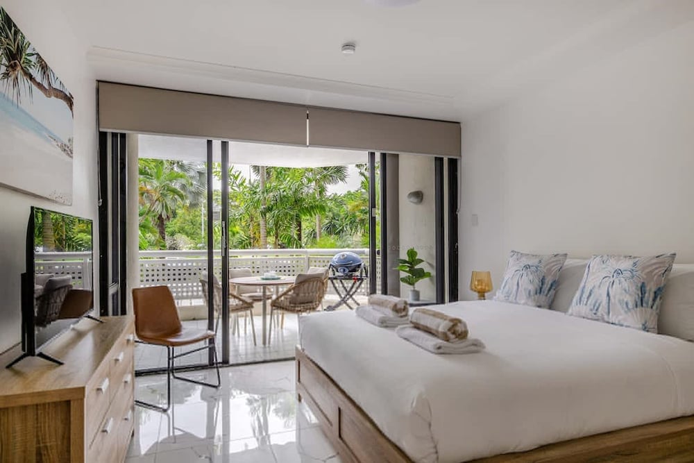 Easy Stay Pool Esplanade Views