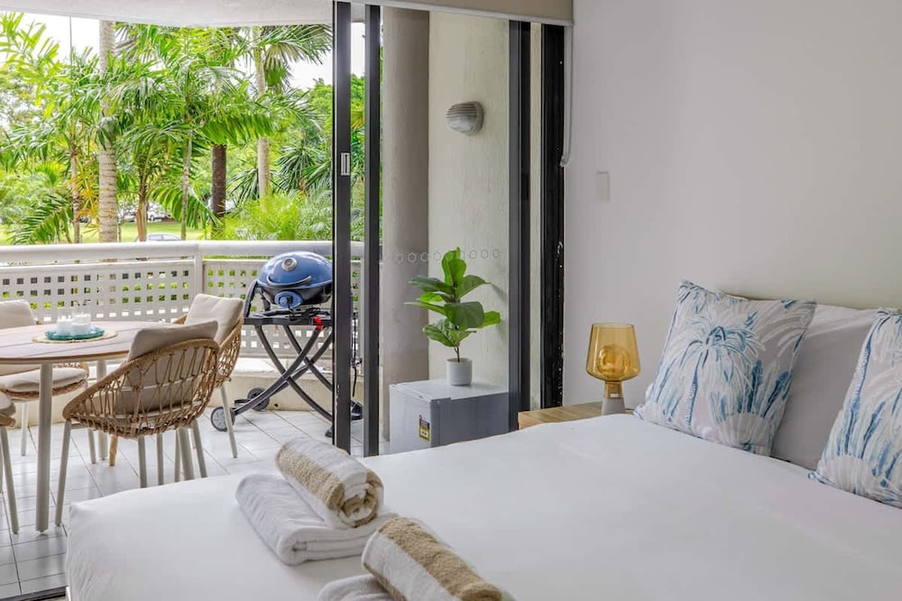 Easy Stay Pool Esplanade Views