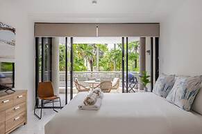 Easy Stay Pool Esplanade Views