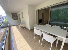 Beachside Flat With Covered Terrace
