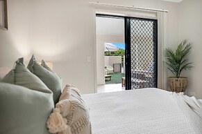 Spacious Retreat With Courtyard Resort Pool