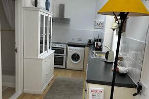Coastal 1 Bed Flat - Sleeps 2 -patio - Parking