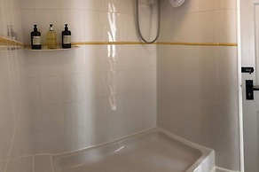Coastal 1 Bed Flat - Sleeps 2 -patio - Parking