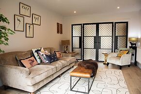 House Sleeps 10 With Enclosed Garden