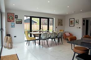 House Sleeps 10 With Enclosed Garden