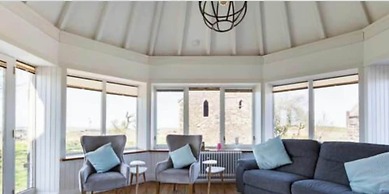 4 Bed House - Sleeps 10 - Pets - Garden - Parking