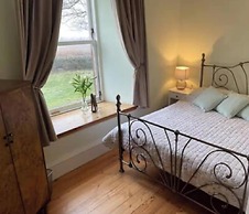 4 Bed House - Sleeps 10 - Pets - Garden - Parking