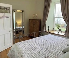4 Bed House - Sleeps 10 - Pets - Garden - Parking