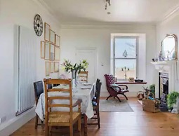 4 Bed House - Sleeps 10 - Pets - Garden - Parking