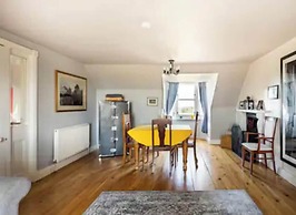 4 Bed House - Sleeps 10 - Pets - Garden - Parking