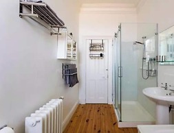 4 Bed House - Sleeps 10 - Pets - Garden - Parking