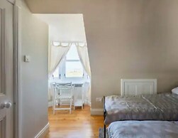 4 Bed House - Sleeps 10 - Pets - Garden - Parking