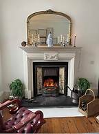 4 Bed House - Sleeps 10 - Pets - Garden - Parking