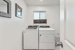 539 Massive 3 Bedroom Sleeps 10!