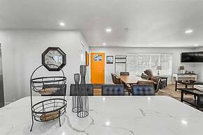 539 Massive 3 Bedroom Sleeps 10!