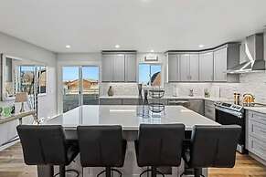 539 Massive 3 Bedroom Sleeps 10!