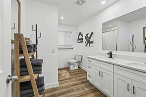 539 Massive 3 Bedroom Sleeps 10!