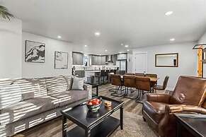 539 Massive 3 Bedroom Sleeps 10!