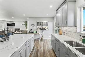 539 Massive 3 Bedroom Sleeps 10!